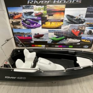 River 420XR Båt med styrekonsoll
